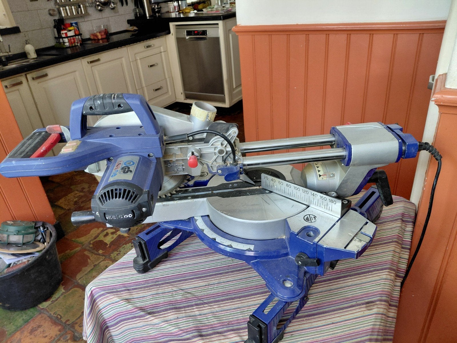 Afkortzaag Metabo 220 volt compleet met tafel., Ophalen of Verzenden, 1200 watt of meer, Afkortzaag, 70 mm of meer