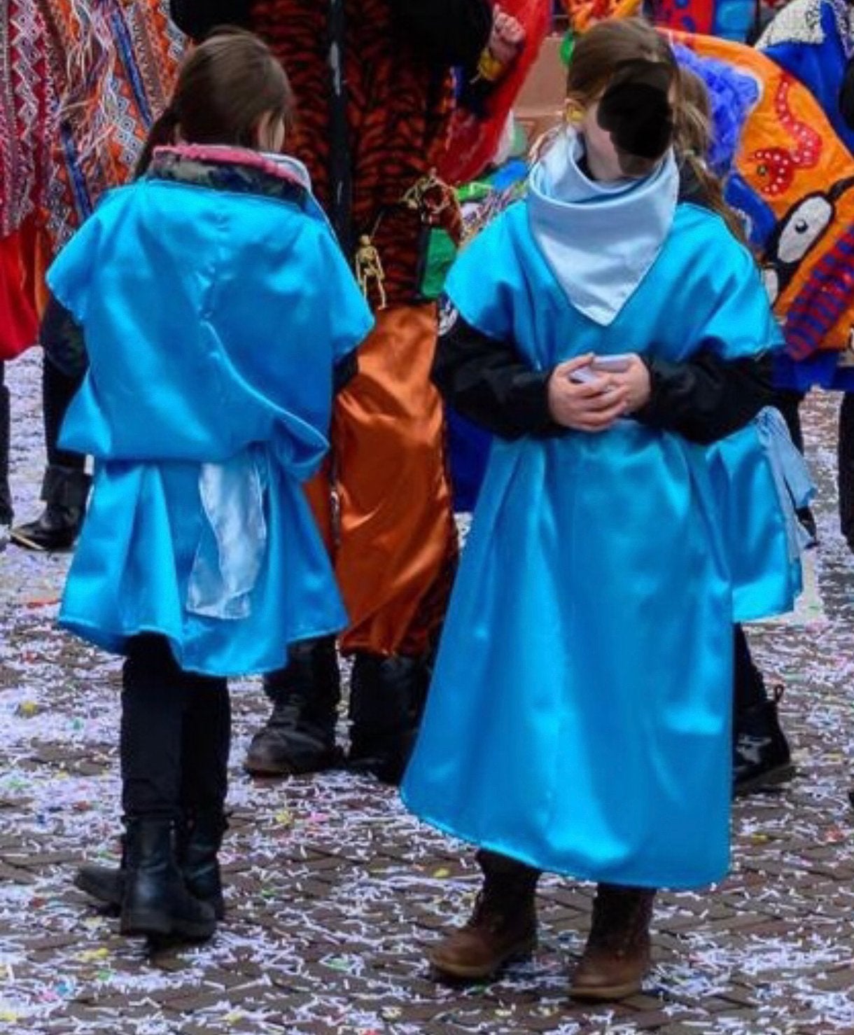 2x blauw overgooier + sjaal & heup band / satijn stof, Ophalen of Verzenden, Zo goed als nieuw, Carnaval