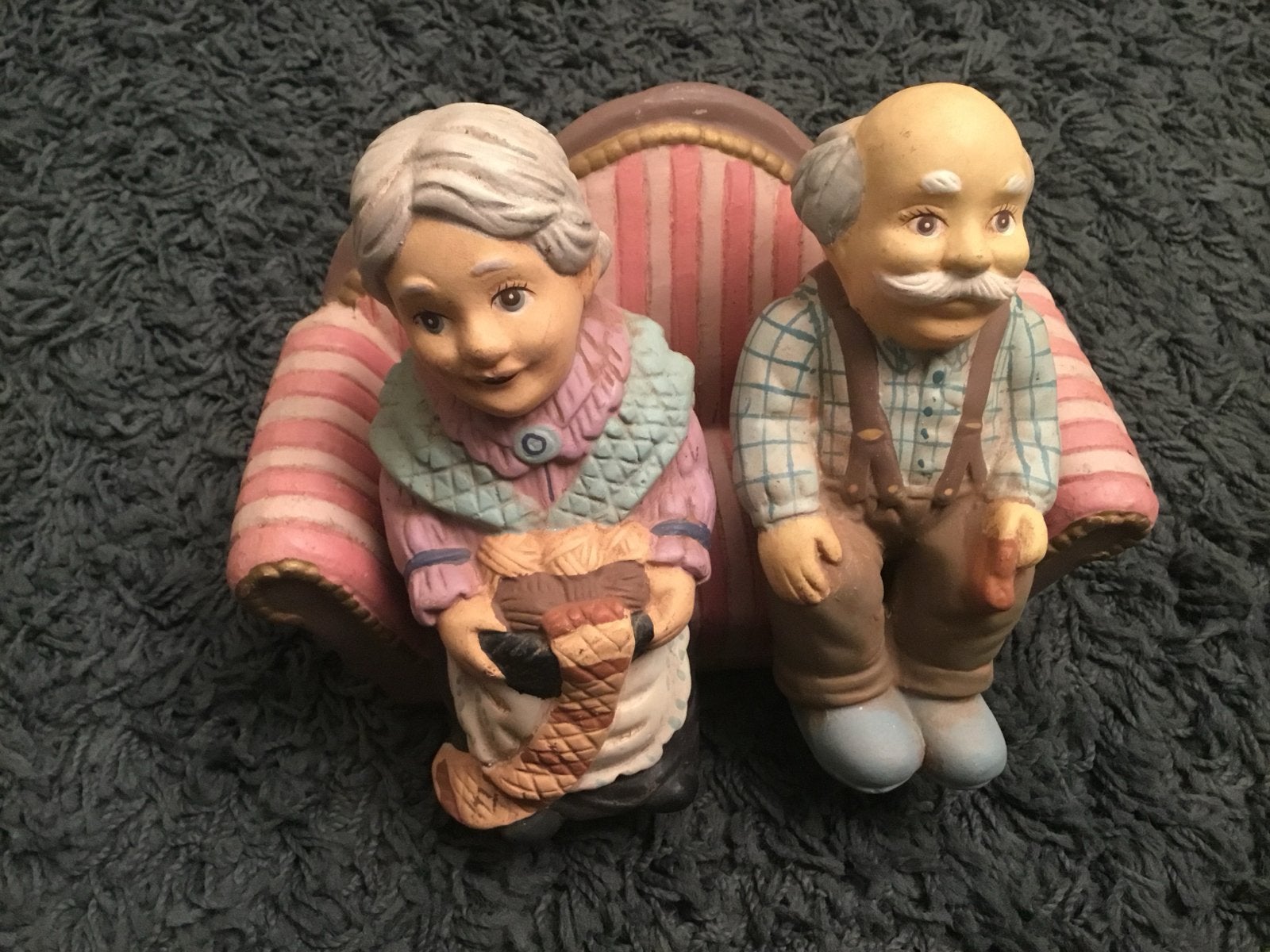 Oud echtpaar op bankje - Decoratief beeldje, Verzamelen, Ophalen of Verzenden, Gebruikt