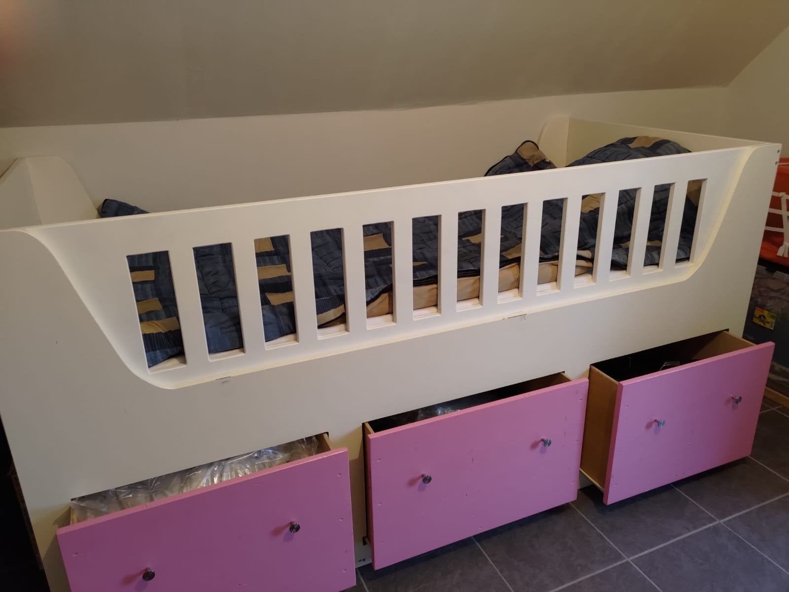 1 persoons bed met matras en uitneembare hek, Ophalen, 85 tot 100 cm, Zo goed als nieuw, Matras