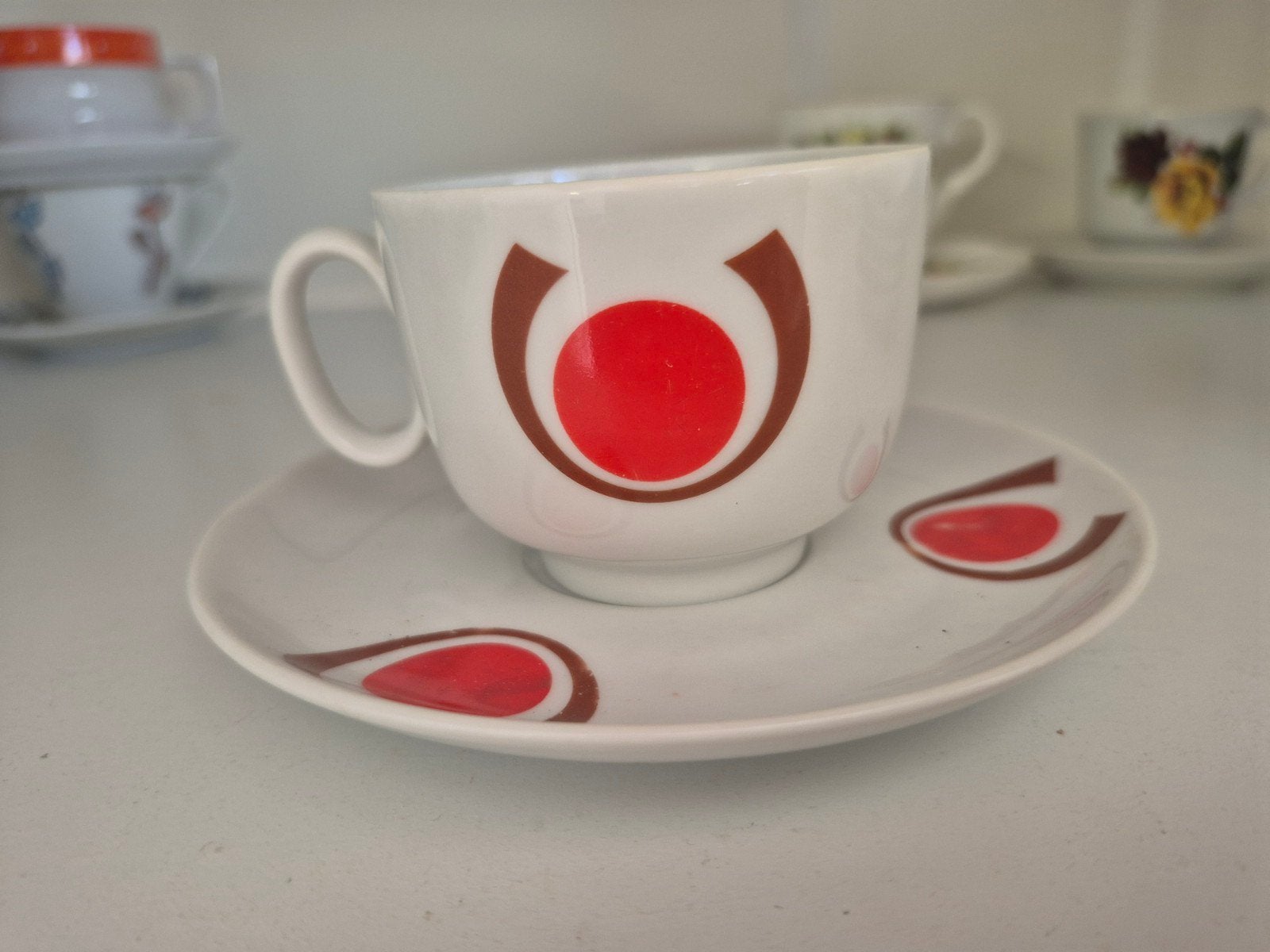 Vintage kop en schotel, wit met rood/bruin patroon, Ophalen of Verzenden
