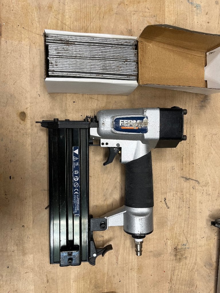 Ferm ATM1044 air nailer schiethamer, Gebruikt, 6 tot 10 bar, Ophalen of Verzenden, Minder dan 200 liter/min