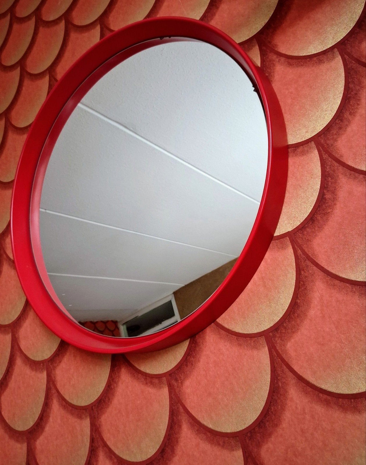 Xxl vintage Space Age spiegel ø 60 cm Seventies rood., Ophalen of Verzenden, Rond, 50 tot 75 cm, Minder dan 100 cm
