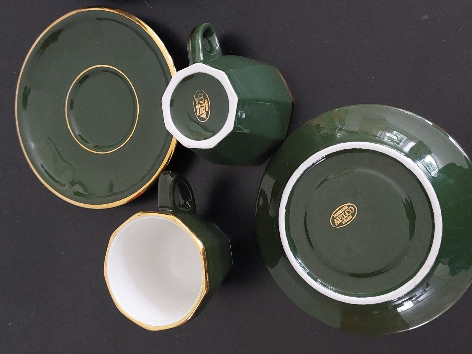 2 Apilco koffiekopjes met schotels - donkergroen, goud, Gebruikt, Ophalen of Verzenden, Overige stijlen, Kop(pen) en/of Schotel(s)