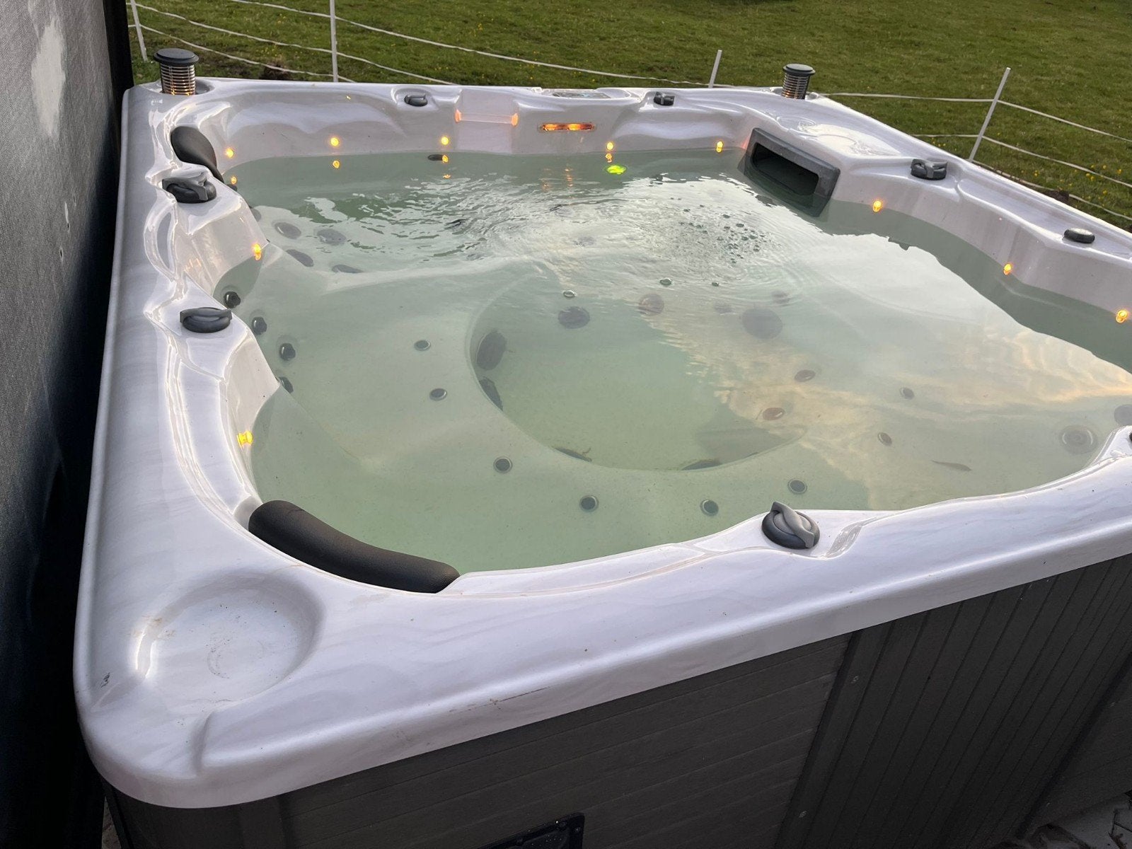 Mooie jacuzzi / spa / bubbelbad, Ophalen