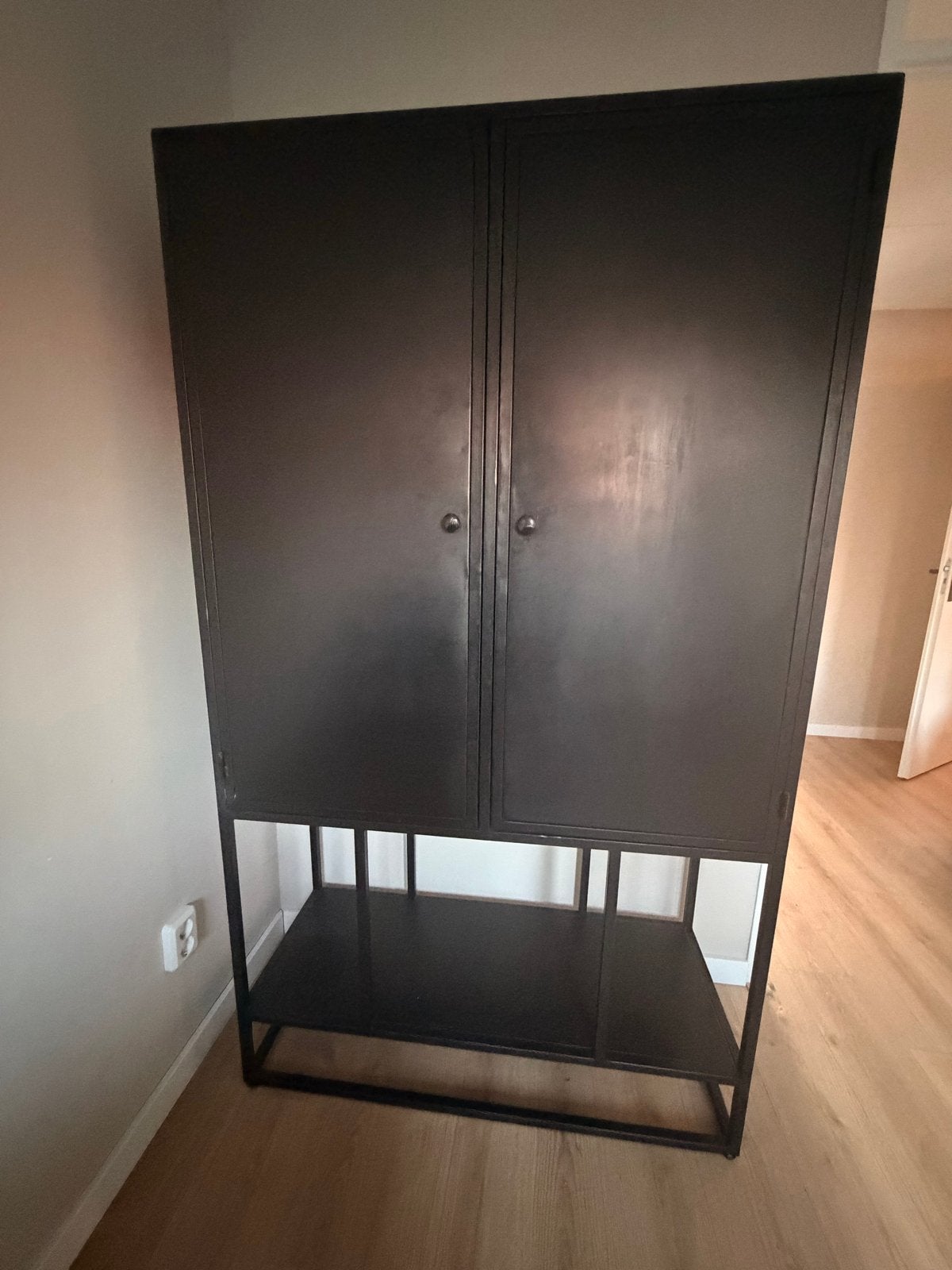 Giga meubel - Zwarte metalen kast met deuren en open vak, Ophalen, Gebruikt, 50 tot 100 cm, Metaal