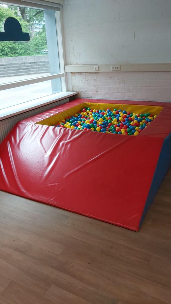 Te koop. Ballenbak inclusief ballen. Ca 2.00 x 3.00 m, Ophalen, Jongen of Meisje
