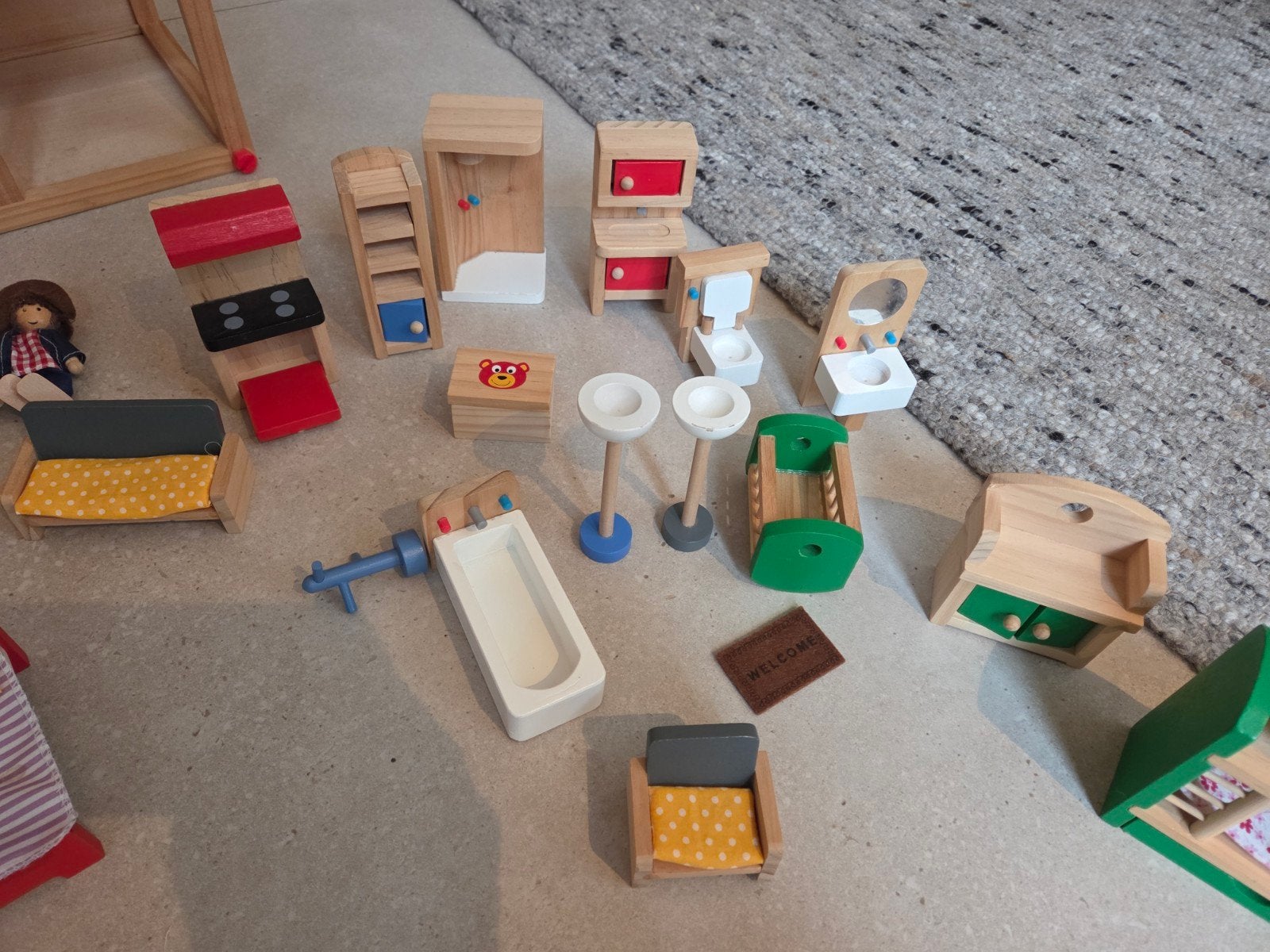Foto 6 van Groot houten poppenhuis met complete inrichting en poppen