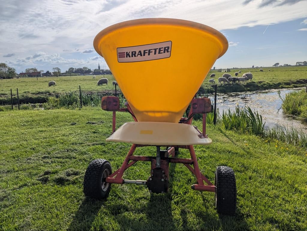 Kunstmeststrooier (zout) merk Kraffter  voor mini trekker, Ophalen of Verzenden, Grondbewerking