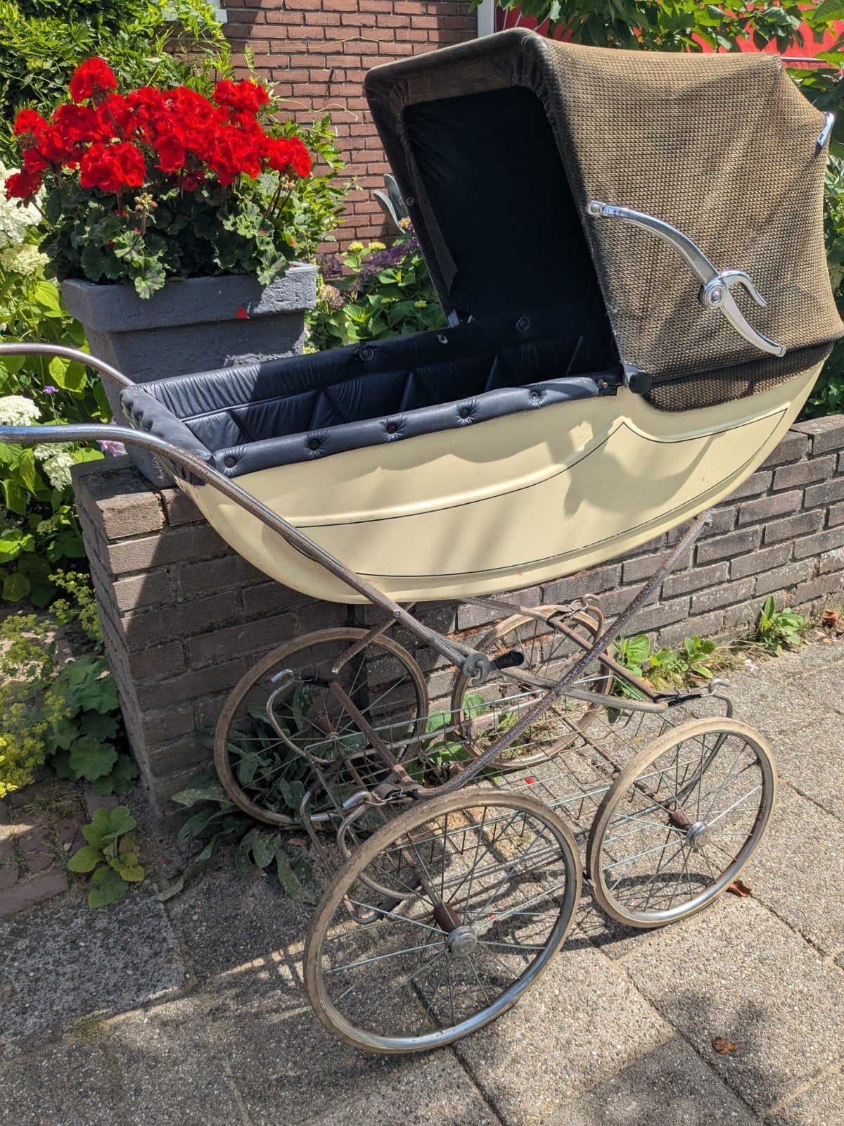 Vintage Engelse kinderwagen - heeft liefde nodig, Gebruikt, Ophalen of Verzenden, Met reiswieg, Kinderwagen
