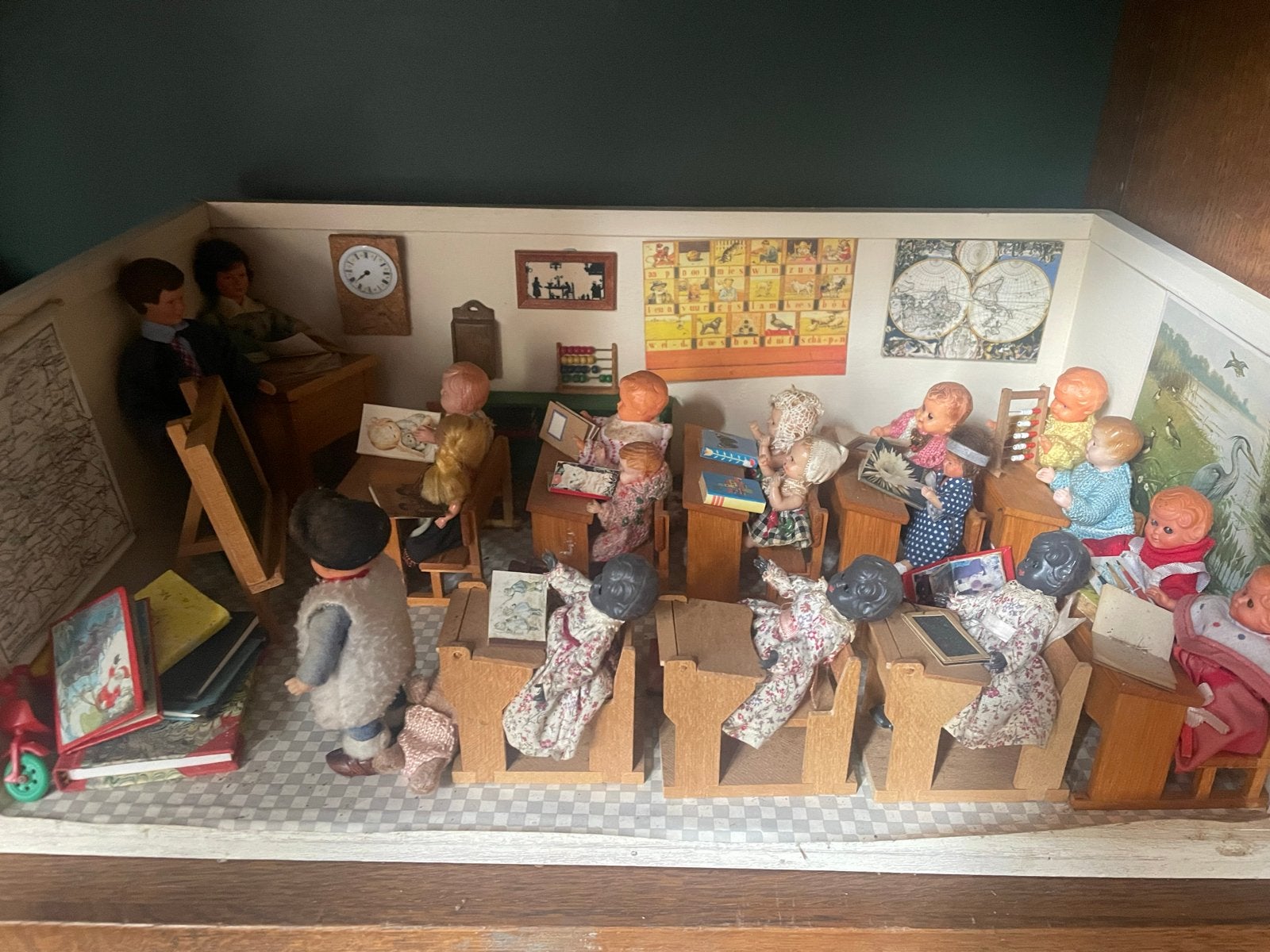 Antieke Poppenhuis Schoolklas met Poppen en Meubels, Ophalen
