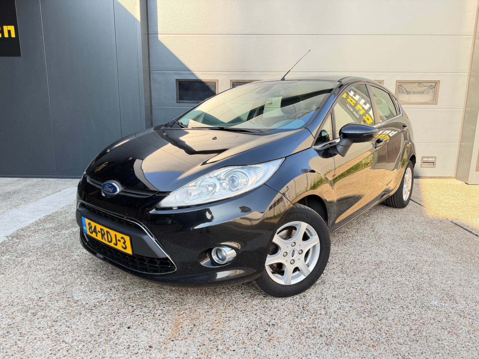 Ford Fiesta 1.25 52KW Titanium 5DRS 2011 Zwart Airco Cruise, Auto's, Voorwielaandrijving, 1596 cc, Stof, 40 €/maand