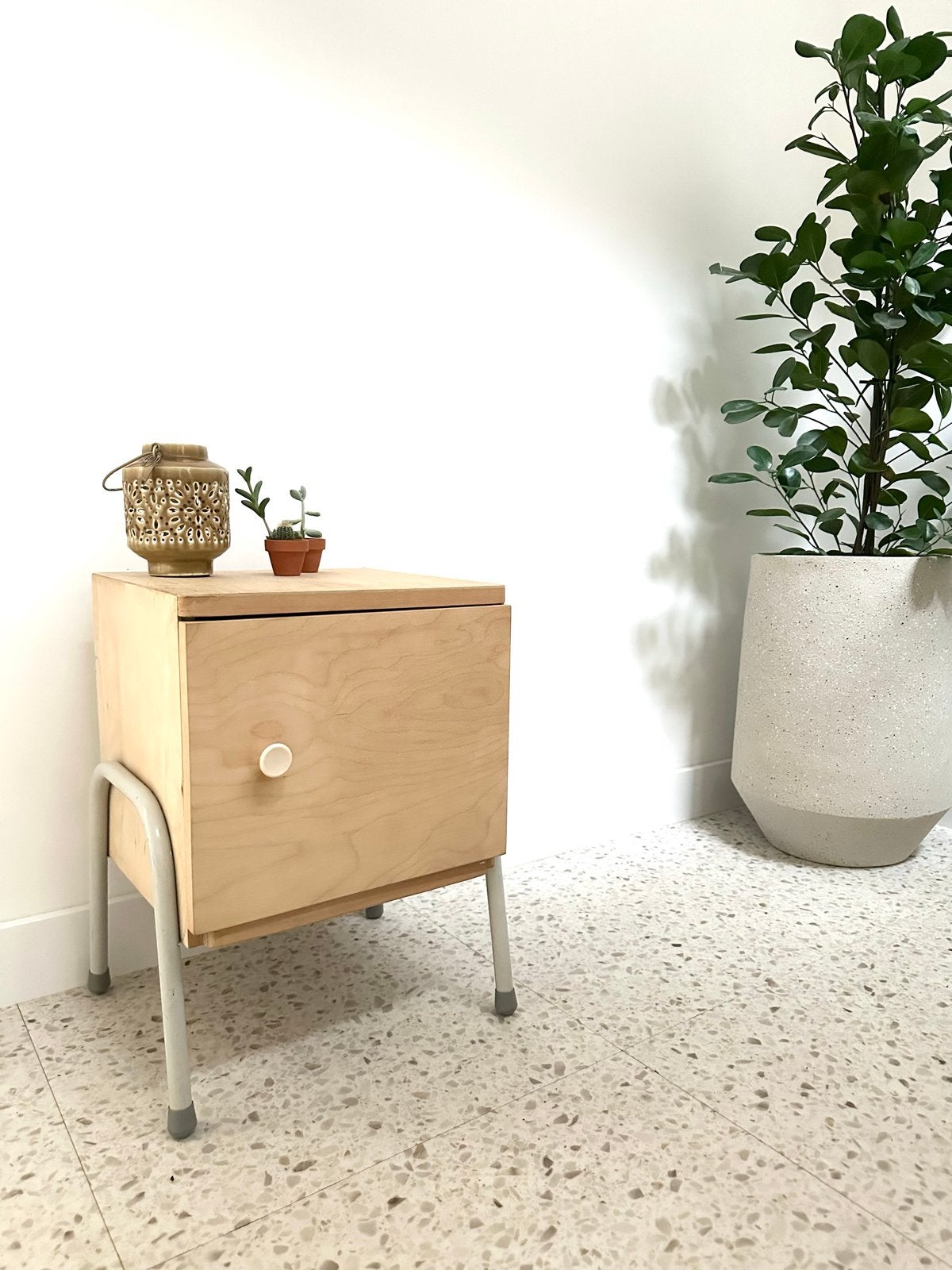 Vintage Nachtkastje Blank Hout met Metalen Onderstel, Ophalen, Gebruikt, Minder dan 45 cm, Minder dan 55 cm