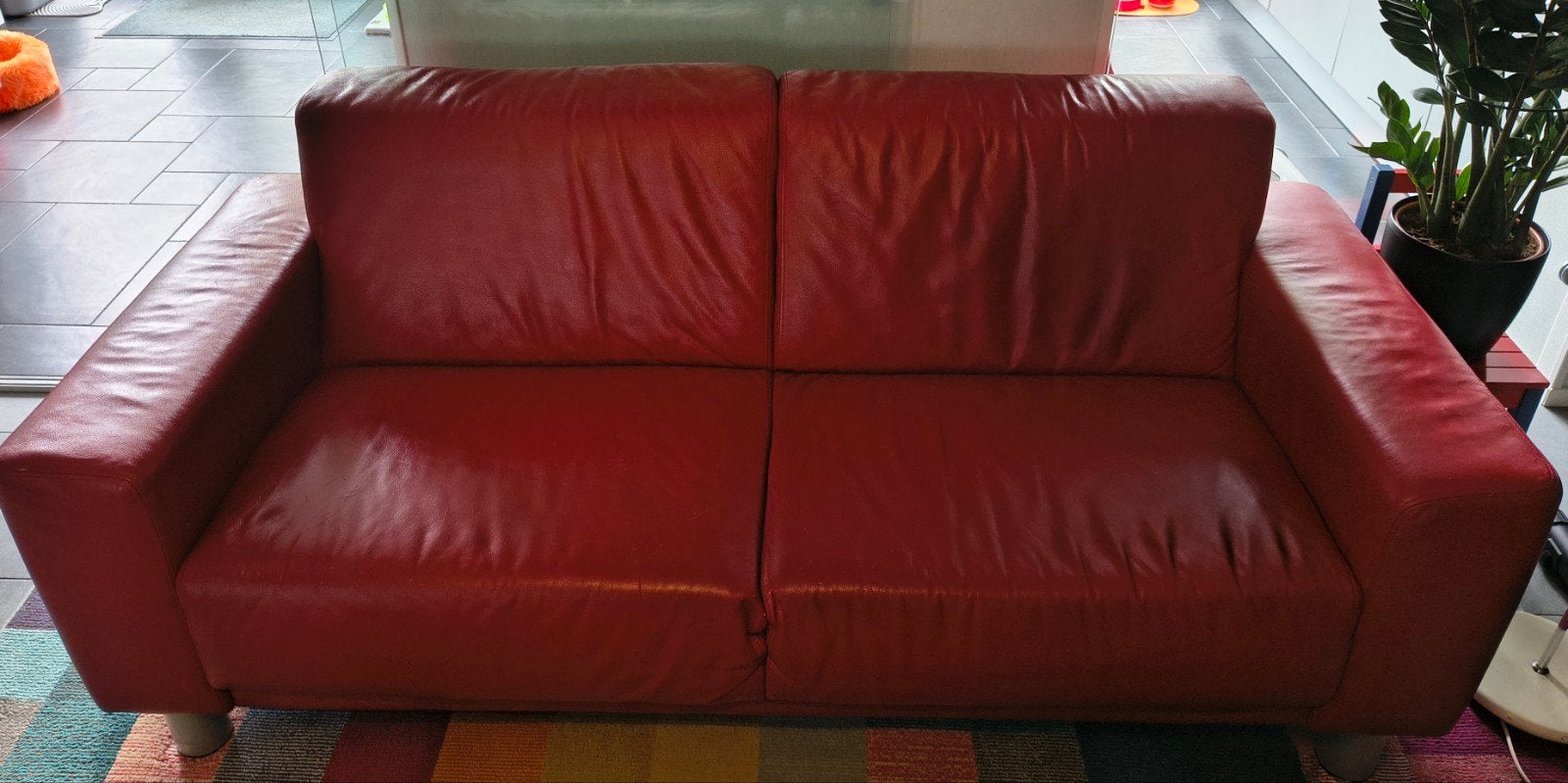 Gratis comfortabele 2-en 3 zits leren bank (zwart en rood), Huis en Inrichting, Banken | Bankstellen, Ophalen, Gebruikt, 150 tot 200 cm