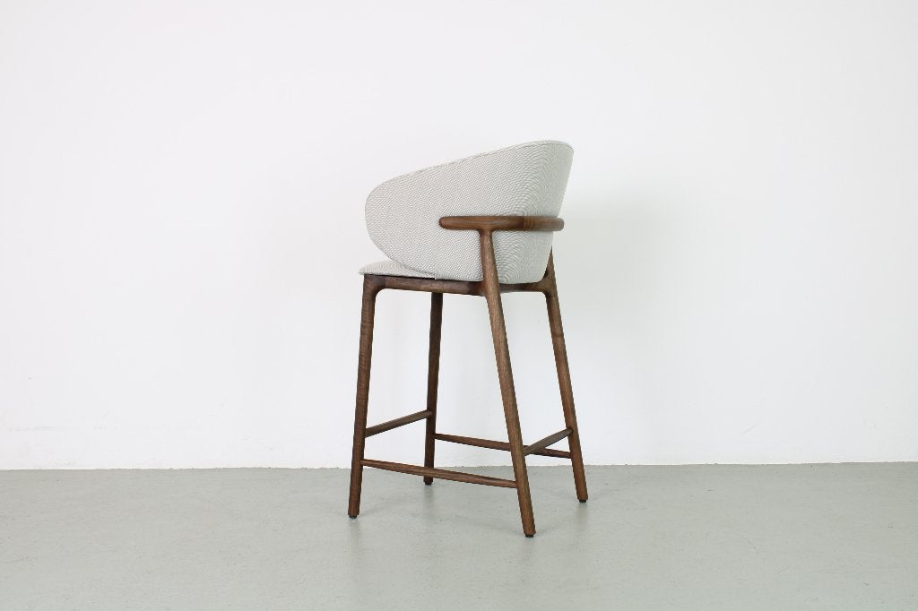 Artisan Mela barkrukken, Europees walnoot, beige stof, Ophalen, Met voetsteun, 60 tot 90 cm, Nieuw