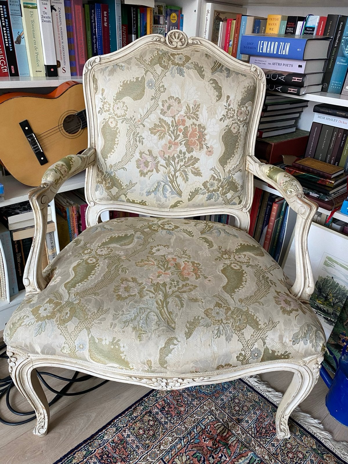 Antieke fauteuil met bloemenpatroon, Ophalen