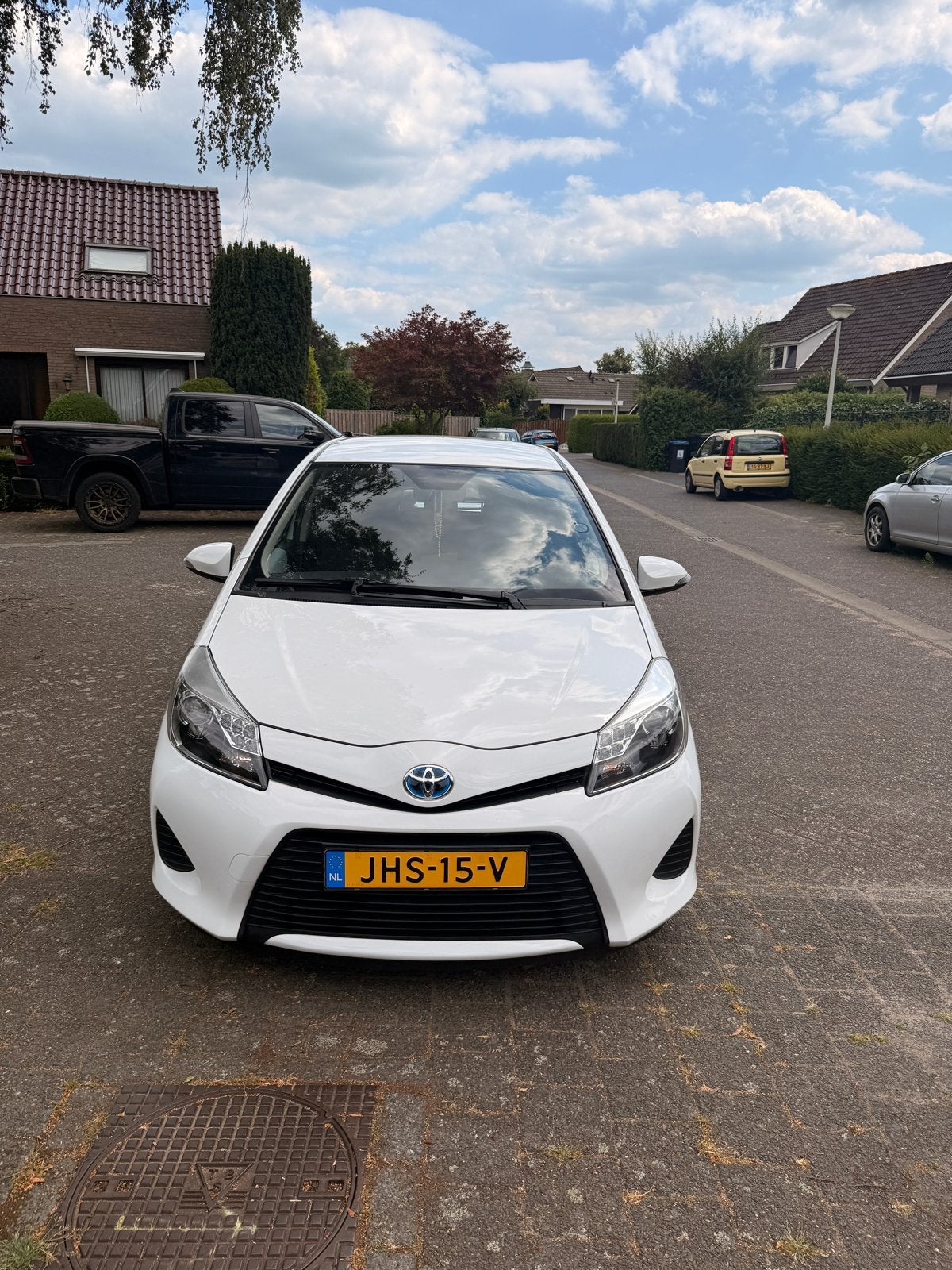 Toyota Yaris 1.5 Full Hybrid CVT 5DR 2013 Wit, Auto's, 1497 cc, 74 pk, 4 cilinders, 1070 kg