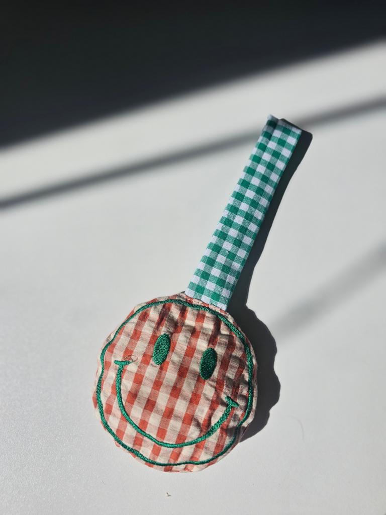 Handgemaakt Speenkoord Smiley Rood/Groen Geruit, Ophalen of Verzenden, Nieuw