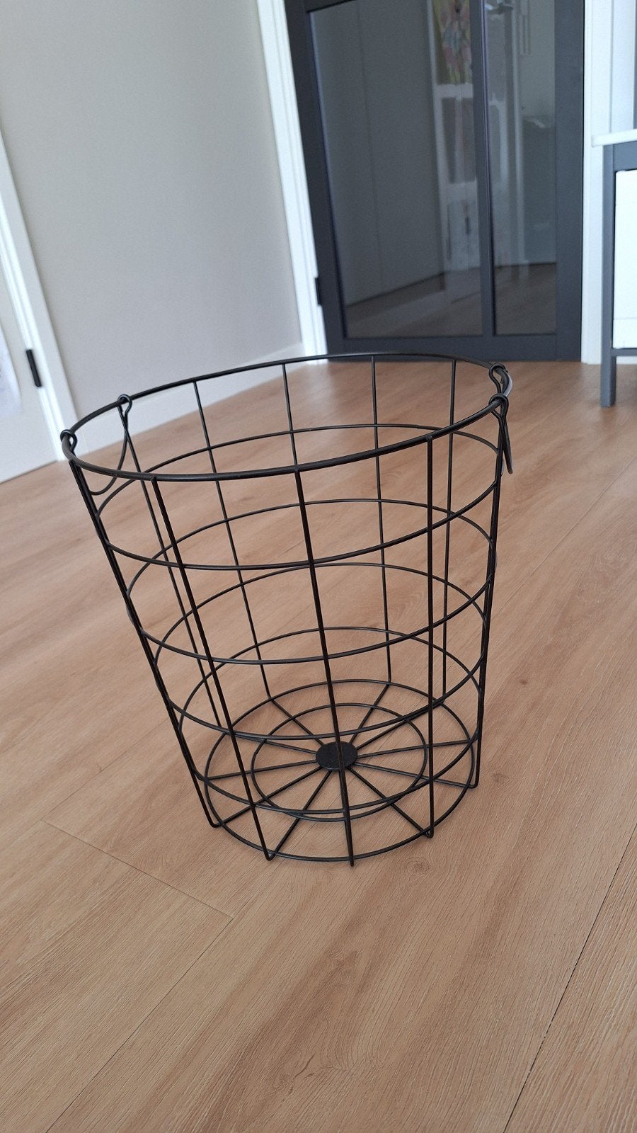 Stalen mand - Zwart draadstaal design, Huis en Inrichting, Mand, Rond, Ophalen of Verzenden, Zo goed als nieuw