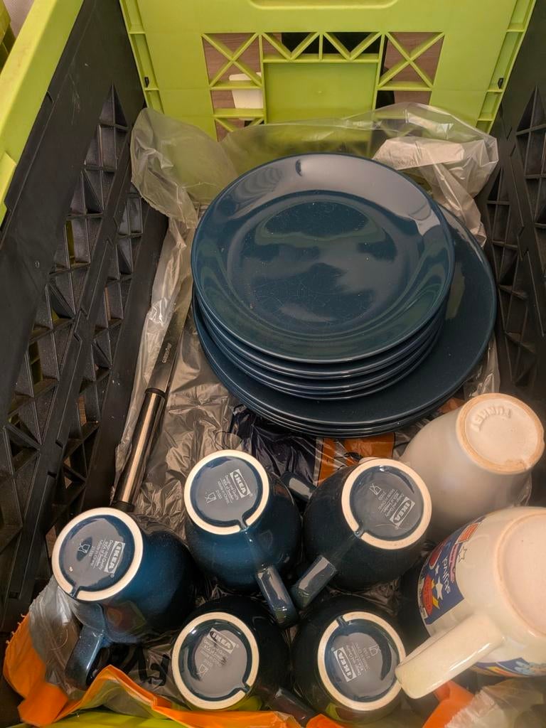 Blauwe borden en koffiemokken, Ophalen