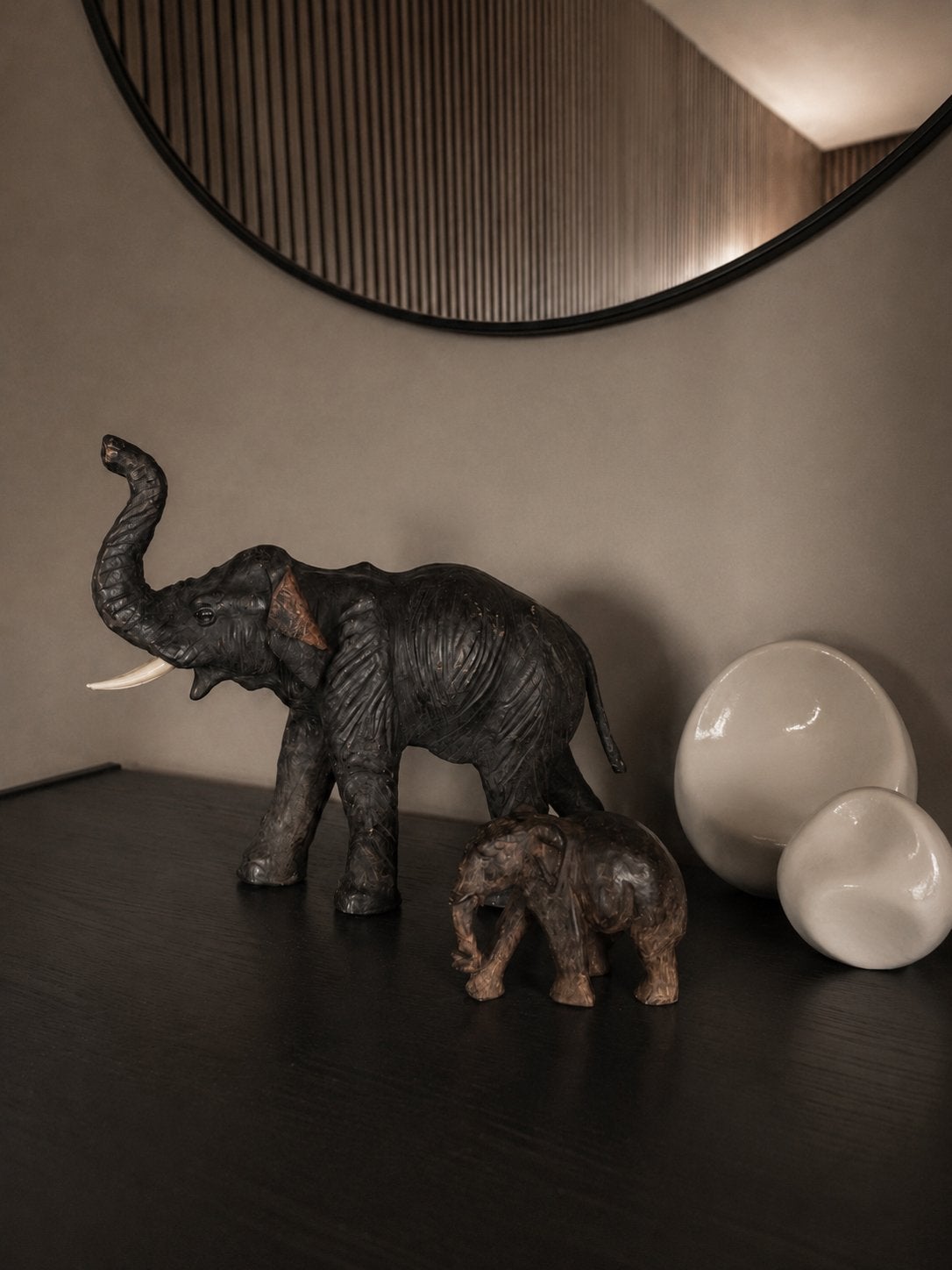 Set van 2 decoratieve olifanten: leer en hout, Ophalen, Gebruikt, Bruin, Leer