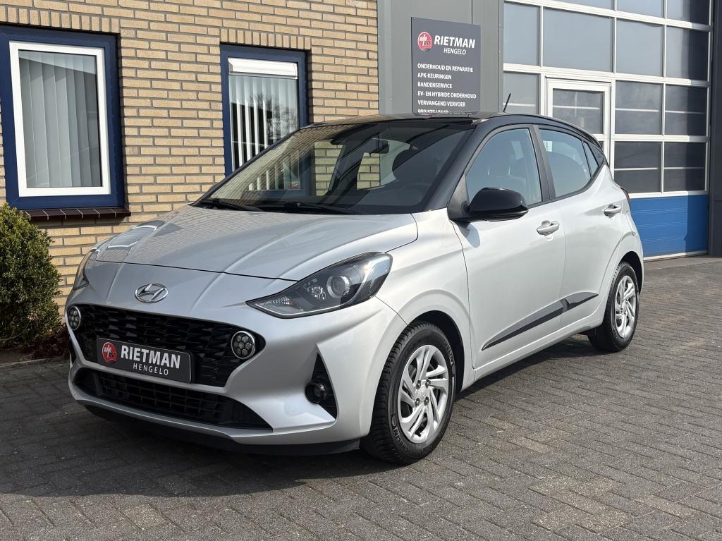 Hyundai i10 1.0 Premium CAMERA-1E EIGENAAR-BTW (bj 2021), Auto's, Keurmerk '100% Onderhouden', Gebruikt, 899 kg, 4 stoelen