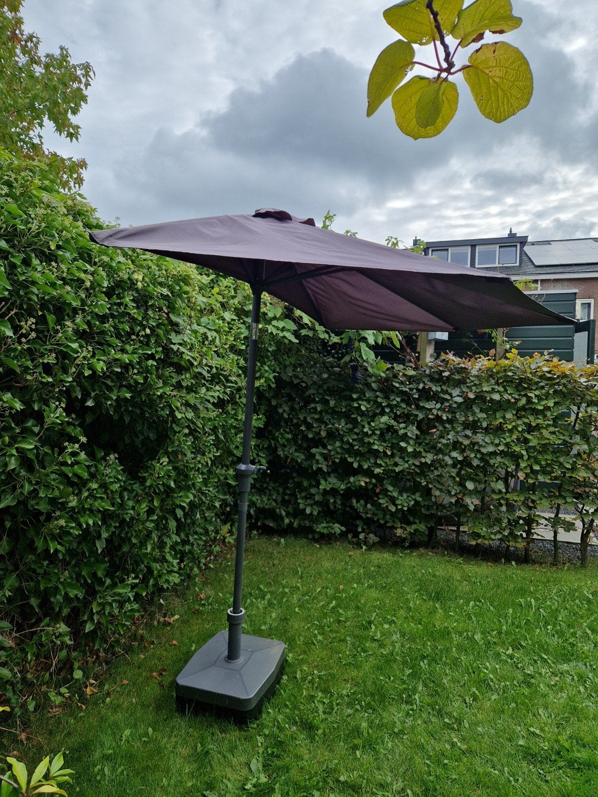 Foto 2 van Parasol (half) 270x140cm met voet - Grijs - Kantelbaar en Ve