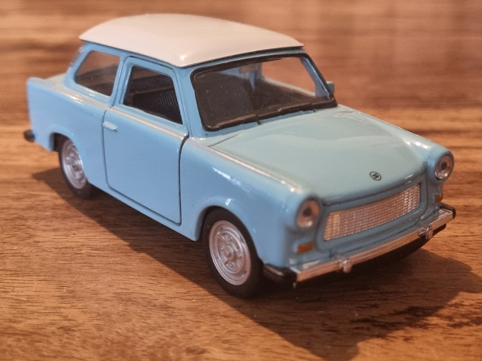Trabant 601S modelauto - Lichtblauw met wit dak, Overige merken, 1:50 of kleiner, Auto, Ophalen of Verzenden