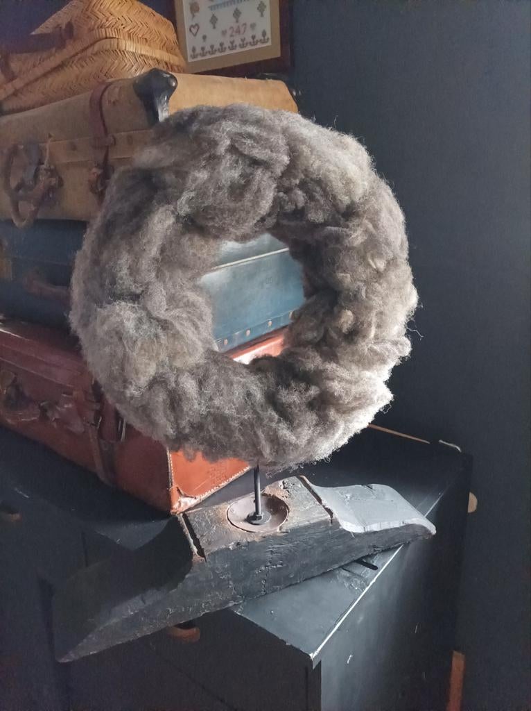 Wollen krans op ornament, Ophalen