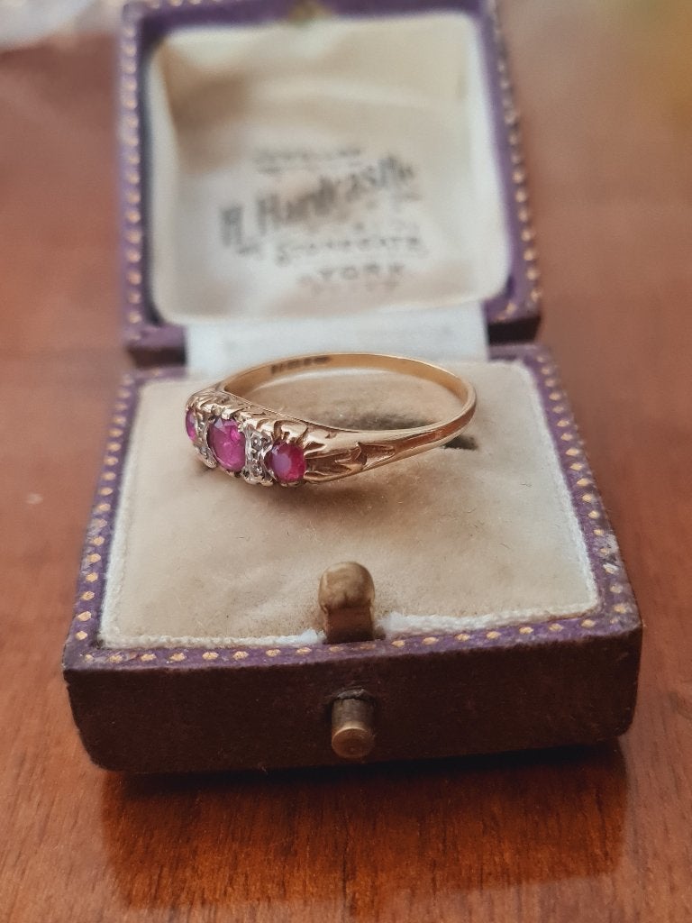 9 kt gouden damesring met robijn en diamant., Sieraden, Tassen en Uiterlijk, Ringen, 18 tot 19, Nieuw, Ophalen of Verzenden, Met edelsteen