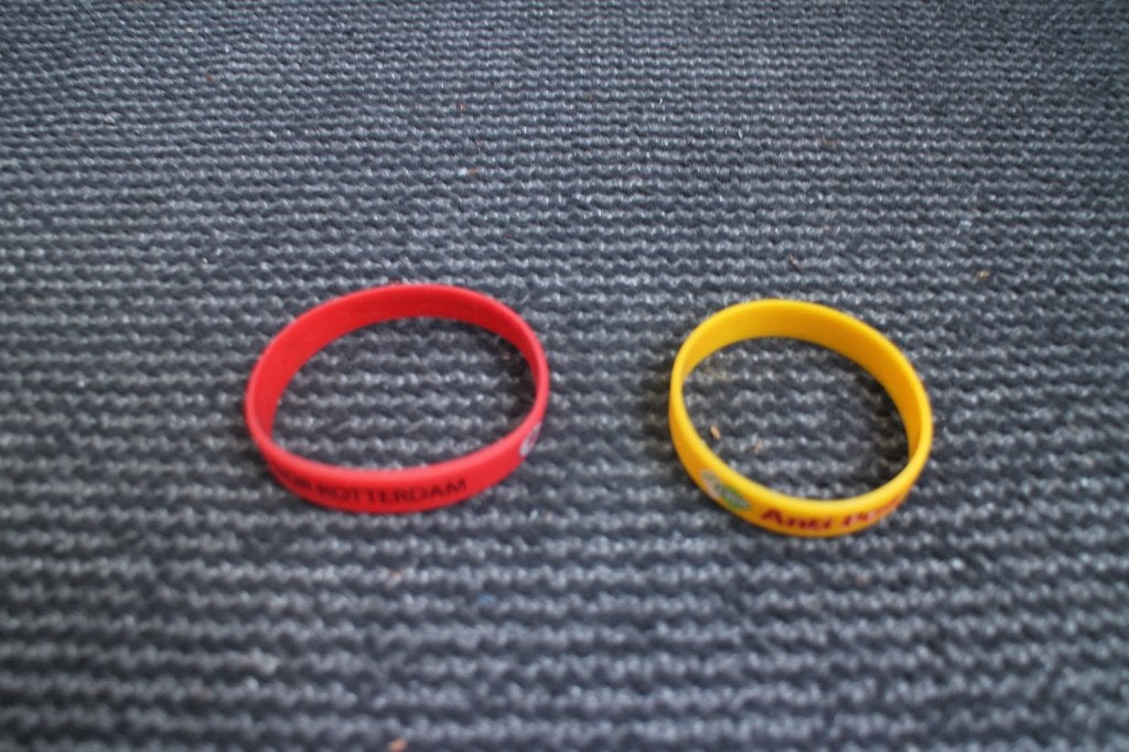 2x NIEUW KUNSTSTOF ARMBANDEN, EXCELSIOR en NPO ZAPP, Ophalen of Verzenden, Nieuw, Rood, Kunststof of Plastic