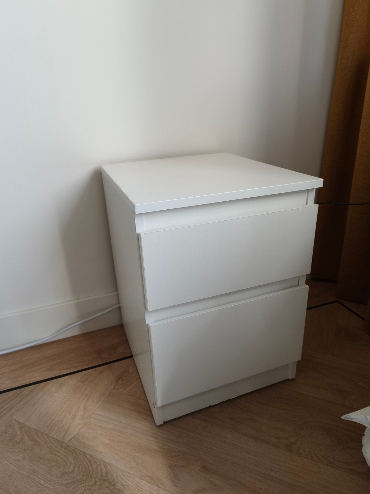 Wit nachtkastje met 2 lades - Zo goed als nieuw, Huis en Inrichting, Ophalen, Minder dan 50 cm, 1 of 2 laden, Zo goed als nieuw