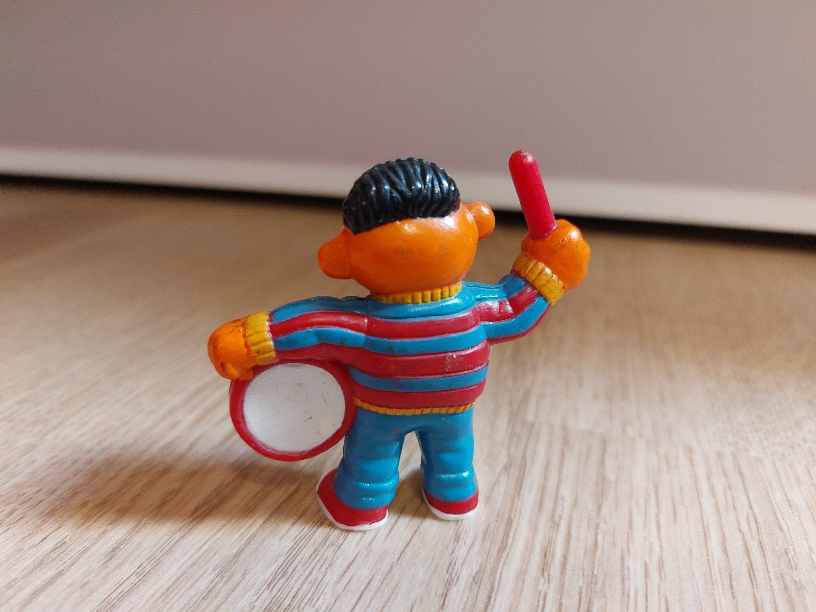 Sesamstraat Ernie poppetje met trommel, Verzamelen, Poppetjes en Figuurtjes, Ophalen of Verzenden