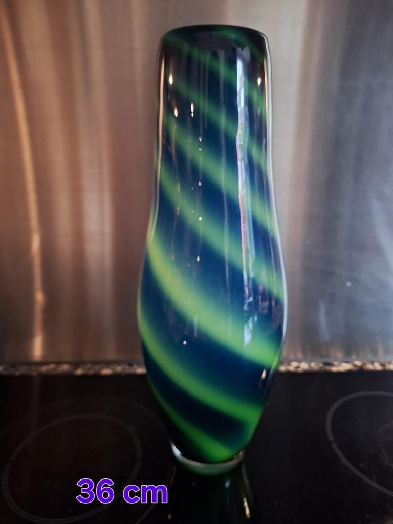 Unieke glazen vaas, blauwgroen spiraalpatroon, 36 cm, Ophalen of Verzenden