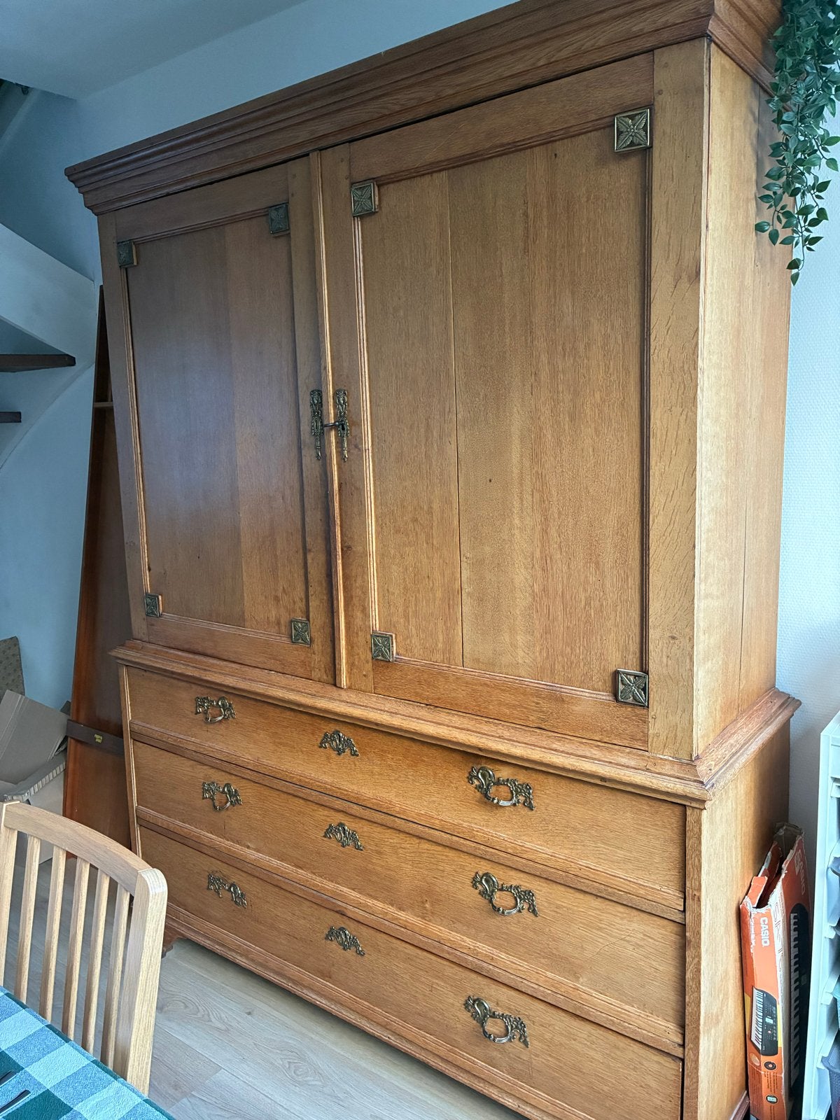 Antieke houten kast met lades en messing beslag, Ophalen