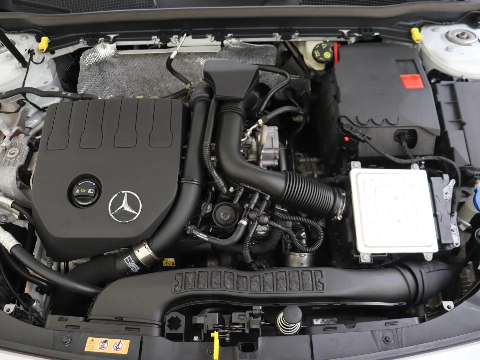 Mercedes-Benz A-Klasse 180 Advantage (bj 2020, automaat), 136 pk, Gebruikt, 4 cilinders, Wit