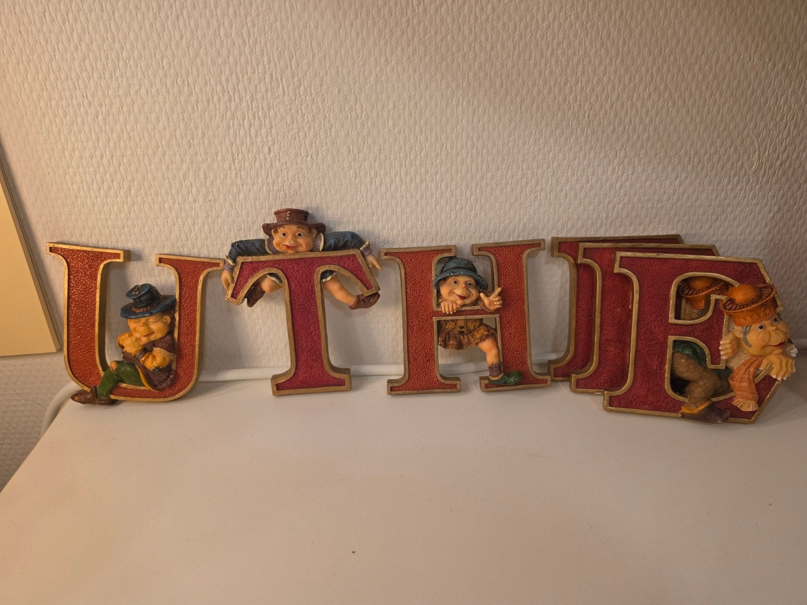 Laven letters efteling, Ophalen of Verzenden, Zo goed als nieuw, Button of Speldje
