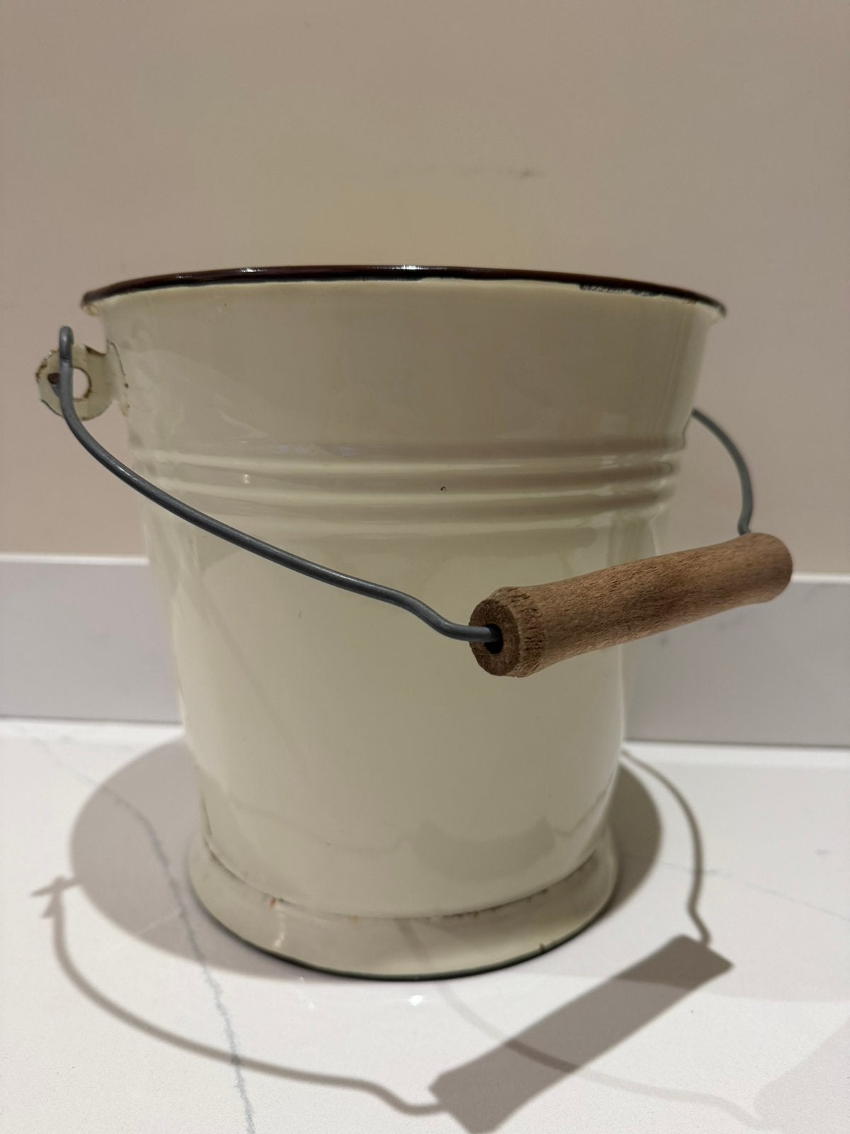 Vintage emaille emmer creme wit met houten handvat, Antiek en Kunst, Ophalen of Verzenden