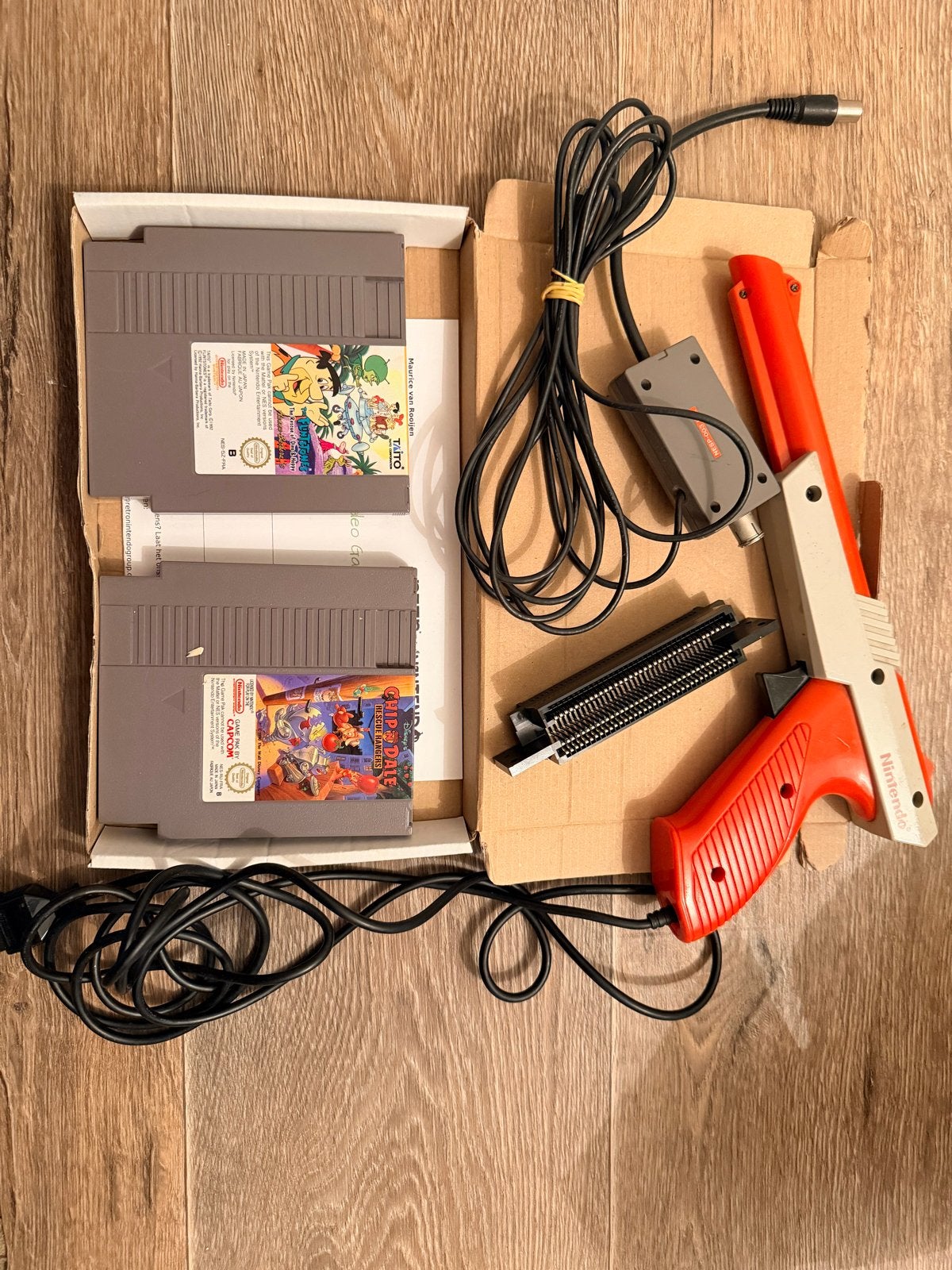 Nintendo NES Zapper met 2 spellen: Chip 'n Dale en The Flint, Gebruikt, 1 speler, Ophalen of Verzenden, Vanaf 3 jaar