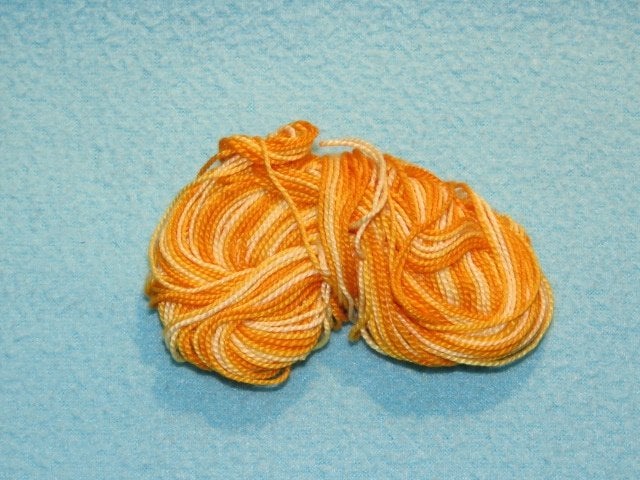 Dik borduurgaren geel gemeleerd, ik denk Coton perlé, Ophalen of Verzenden, Nieuw, Handborduren, Borduurgaren of Zijde