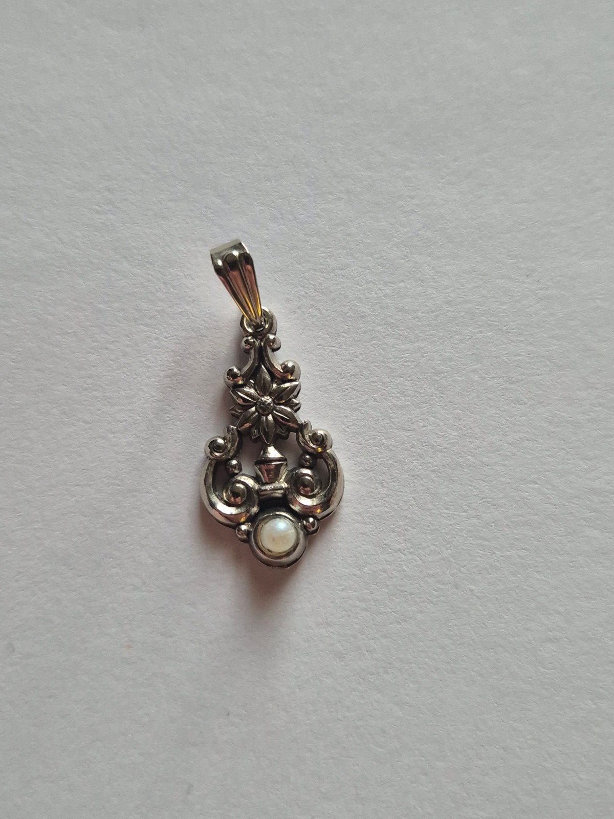 Mooie zilverkleurige hanger met parel, Sieraden, Tassen en Uiterlijk, Kettinghangers, Overige materialen, Gebruikt, Verzenden