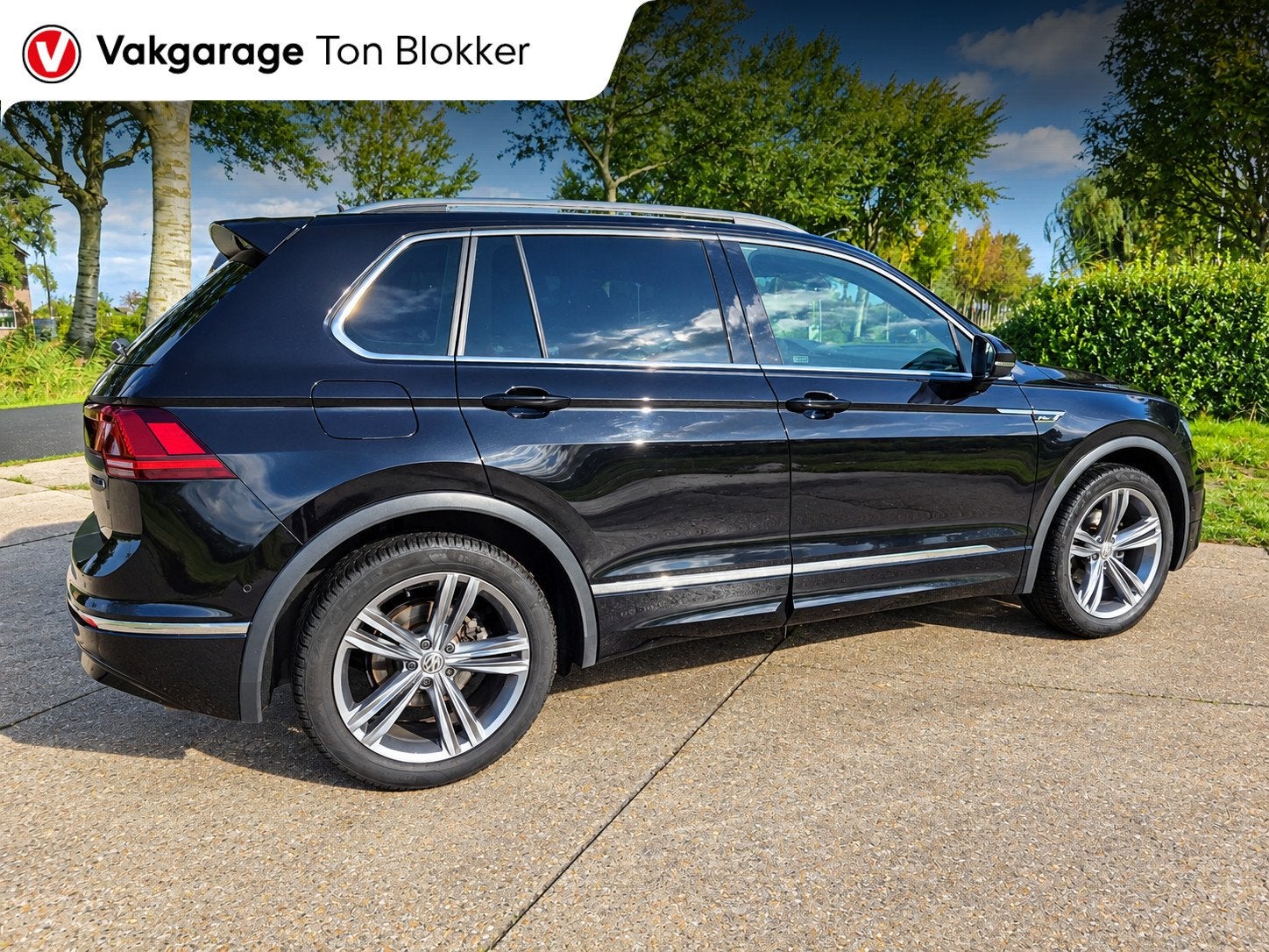 Volkswagen Tiguan 1.4 TSI 4Motion Highline Business R|PANO|O, Auto's, Automaat, Euro 6, 4 cilinders, Zwart
