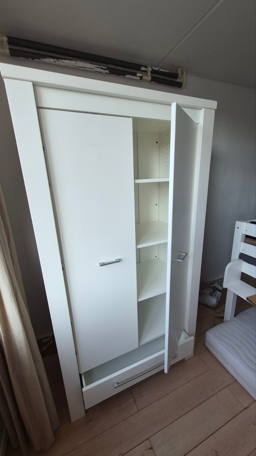 Witte Kast, 2 deurs (1 lade) hang legkast, Ophalen, Gebruikt, 100 tot 150 cm, Met lade(s)