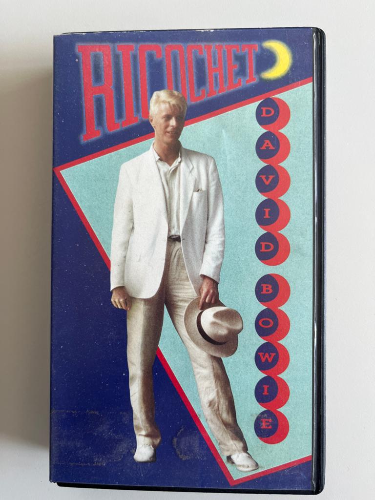 David Bowie - Ricochet VHS (documentaire/concertfilm), Alle leeftijden, Ophalen of Verzenden, Gebruikt, Overige genres