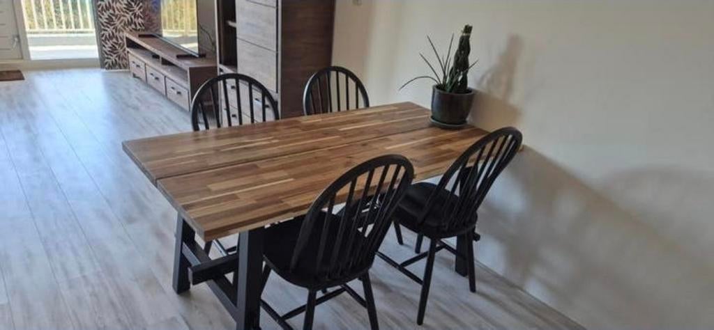 Ikea Skogsta eettafelset met 4 zwarte stoelen, Huis en Inrichting, Tafels | Eettafels, 50 tot 100 cm, Zo goed als nieuw, 150 tot 200 cm