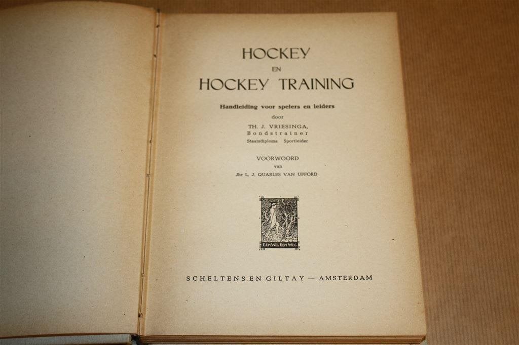 Hockey en Hockey training. Vriesinga. 1948, Boeken, Ophalen of Verzenden, Gelezen, Watersport en Hengelsport
