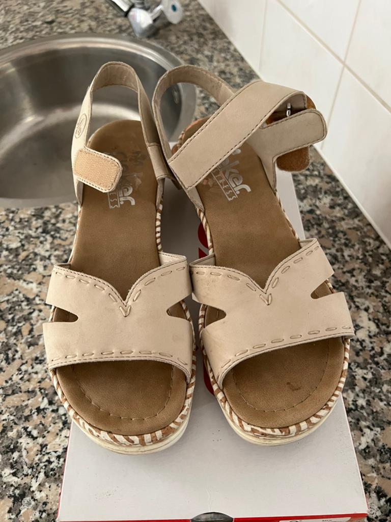 Rieker sandalen  maat 6 39 nieuwstaat, Beige, Zo goed als nieuw, Sandalen of Muiltjes, Ophalen of Verzenden