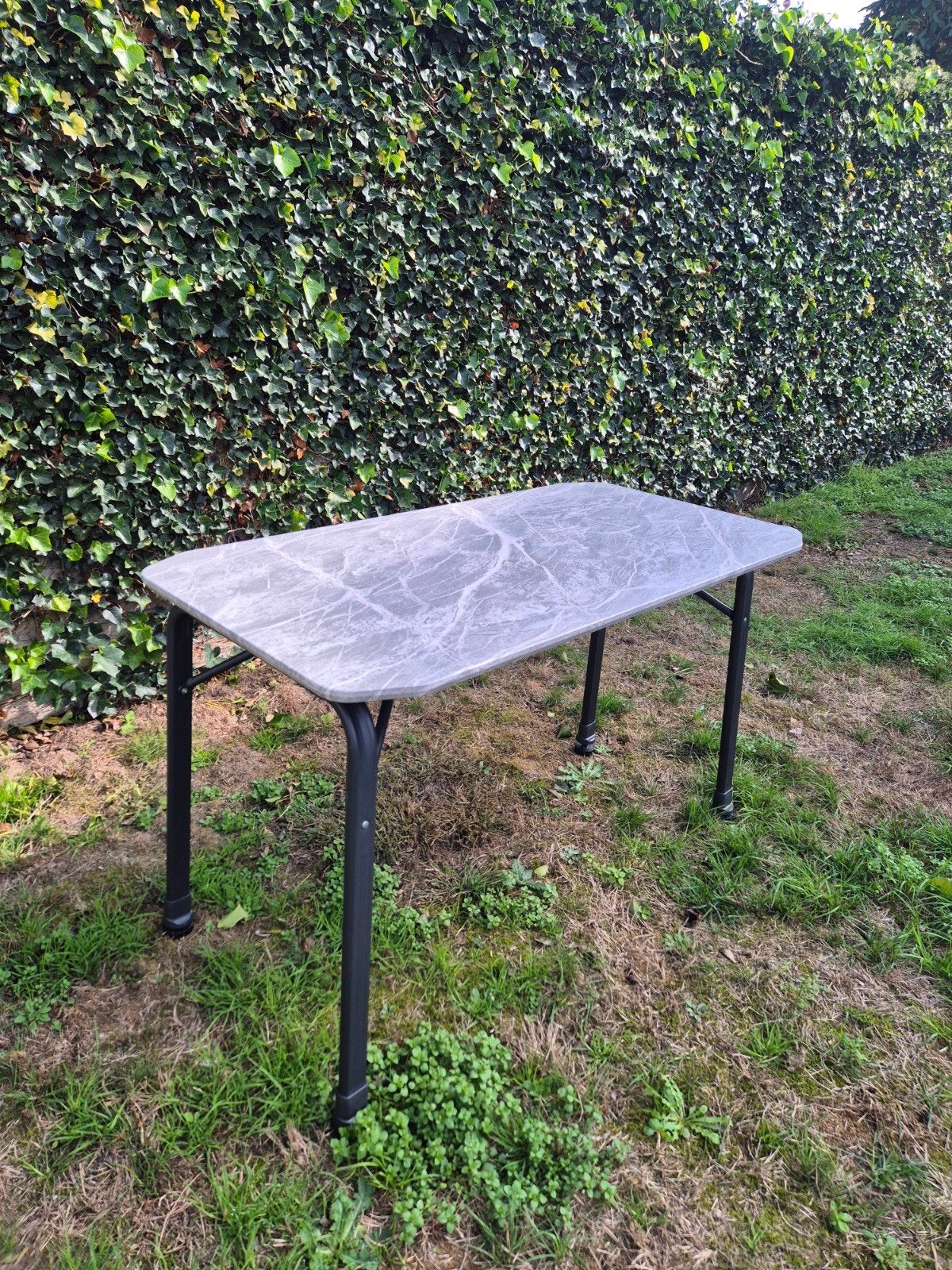 Inklapbare campingtafel met marmerlook blad, Caravans en Kamperen, Ophalen, Zo goed als nieuw