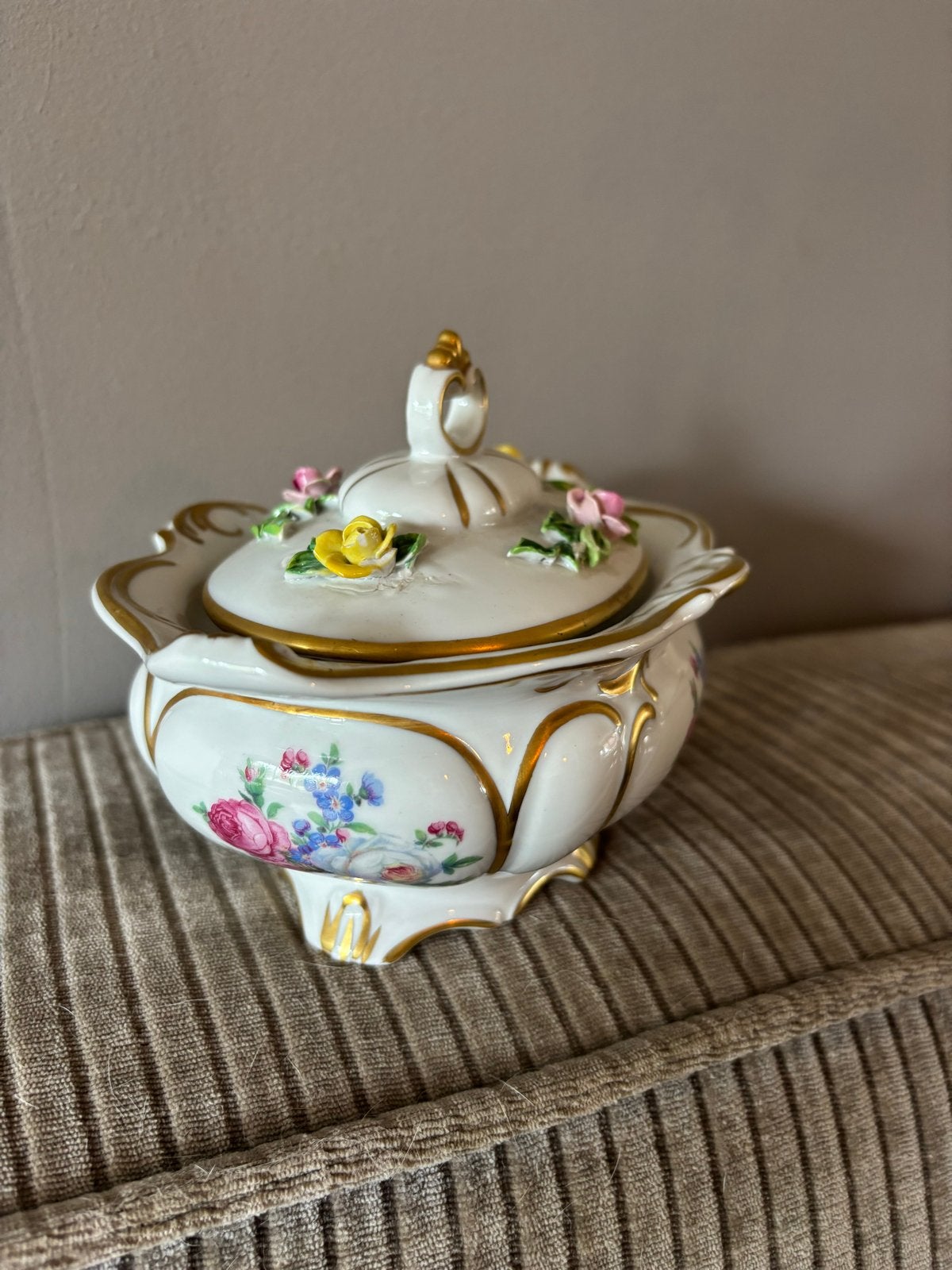 Decoratieve porseleinen schaal met deksel en bloemmotief, Antiek en Kunst, Antiek | Porselein, Ophalen