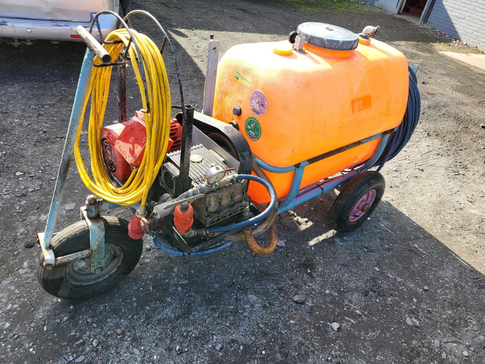 TE KOOP: SPUITKAR SPUITWAGEN

Te koop: 
Mooie 300liter spuit, Ophalen, Onkruidbestrijding
